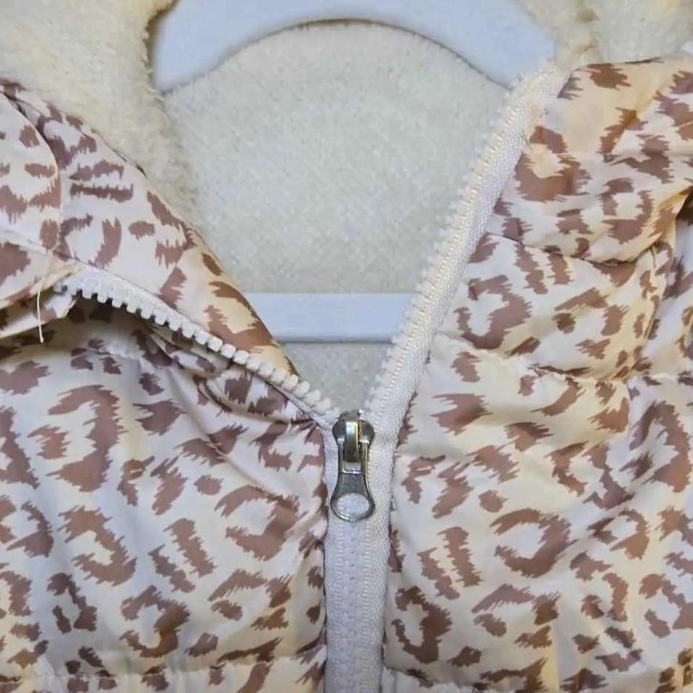 Size 3T. Cute leopard print puffer jacket with hood #kidswear - Picture 2 of 3